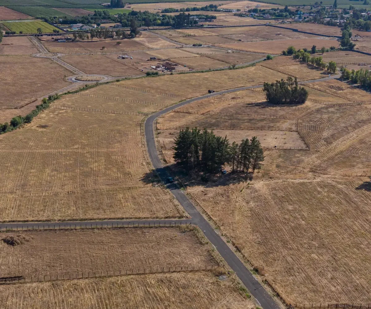Vista aérea de Fundo Santa Graciela con los lotes y caminos ya trazados
