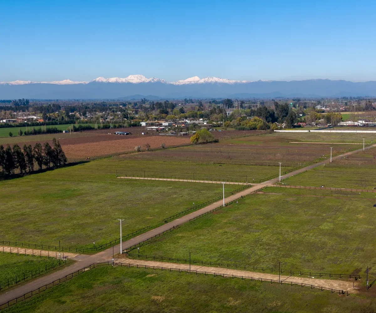 Vista aérea de Fundo Santa Margarita con los deslindes marcados y la cordillera al fondo