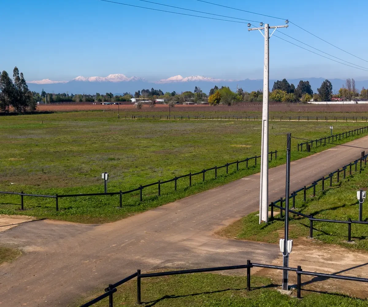 Camino interior estabilizado con postación eléctrica y cierres