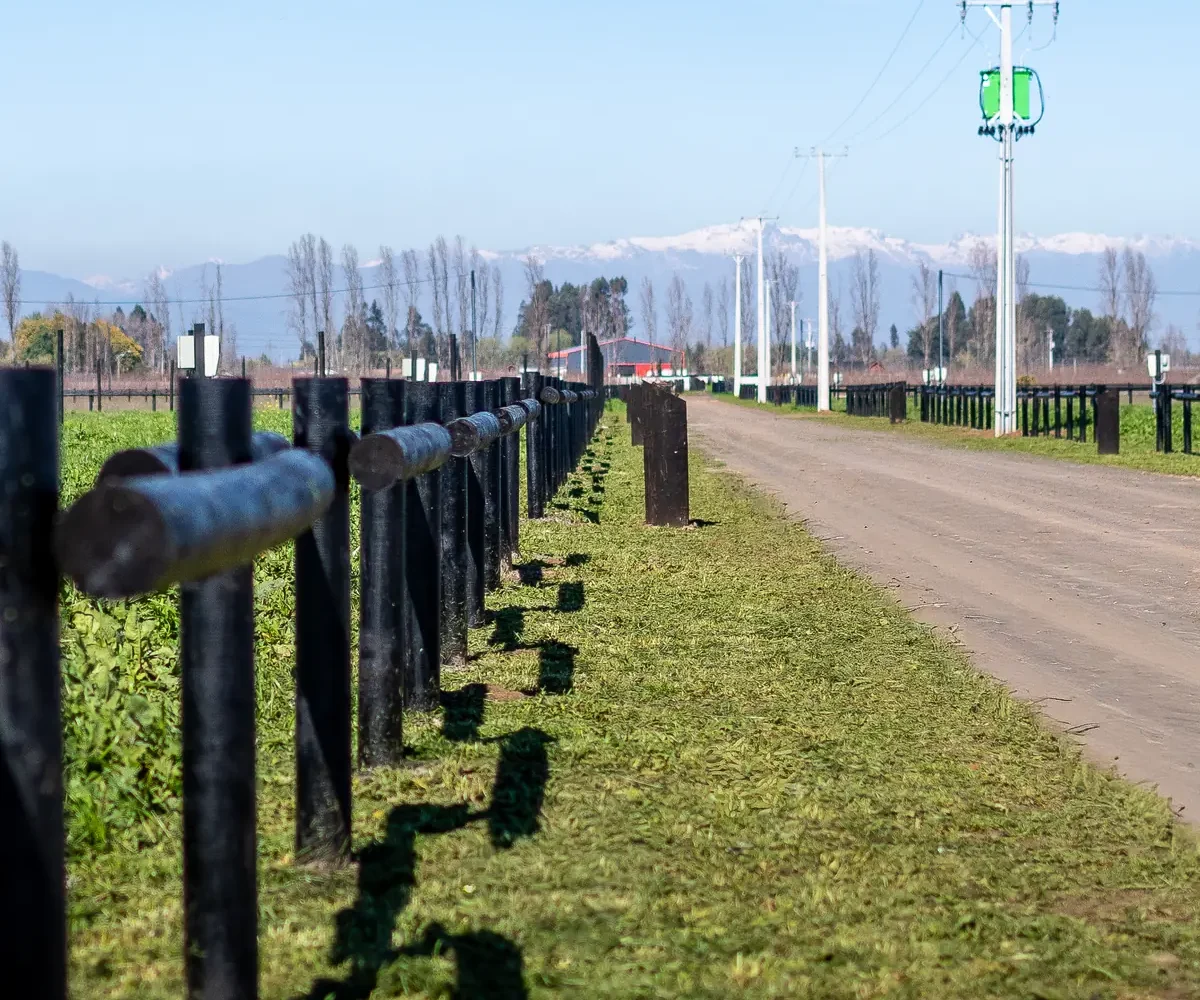Cierres perimetrales y empalmes eléctricos a lo largo del camino